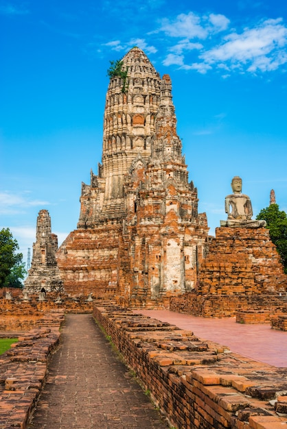 Wat chai watthanaram built by king prasat tong with its principal prang (center) representing mount meru Premium Photo