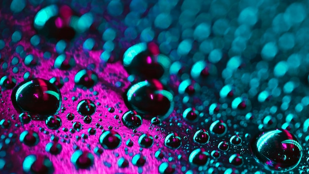 ピンクとターコイズブルーの表面テクスチャ背景に水の気泡 無料の写真