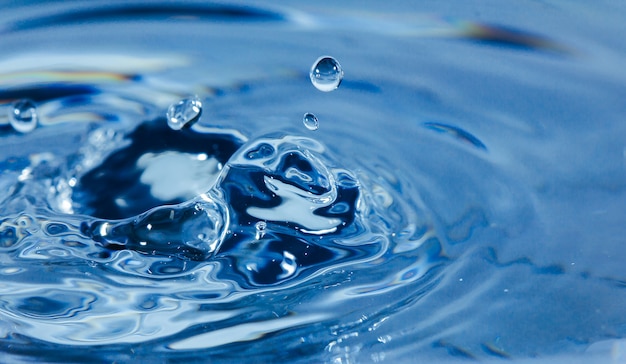 水滴 青い水滴はね ドロップ水のクローズアップ 青い水ドロップマクロ プレミアム写真