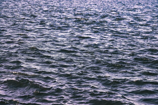 波のパターンの表面の新鮮なまたは海の貯水池 水面の海や海の波にラッピング川の波の壁紙の背景 背景自然壁紙のコンセプト 写真は湖を波打つ コピースペース プレミアム写真