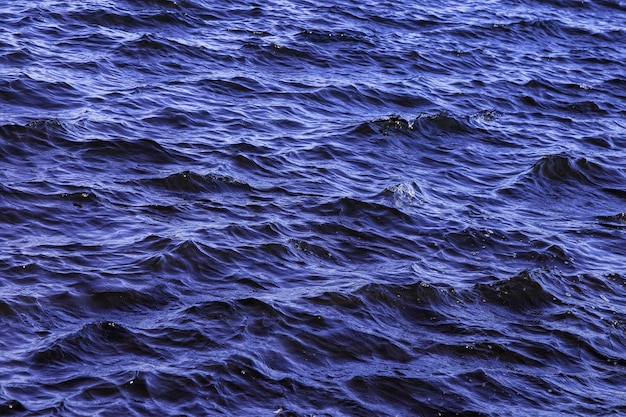 波模様の表面の新鮮なまたは海の貯水池 水面の海や海の波にラッピング川の波の壁紙の背景 背景自然壁紙のコンセプト 写真は湖を波打つ コピースペース プレミアム写真