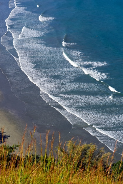 サンパウロの北海岸の青い海とビーチに打ち寄せる波 サンセバスチャン Sp ブラジル プレミアム写真