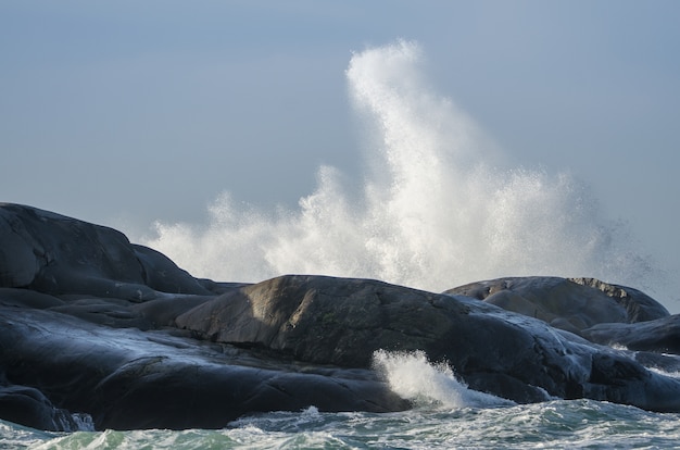 風の強い日には海沿いの崖に波が打ち寄せる 無料の写真