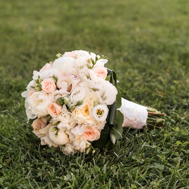 Wedding bouquet on the grass | Free Photo