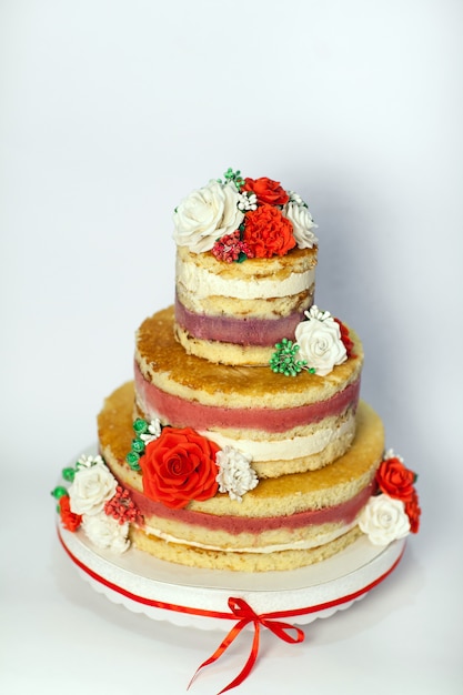 ウエディングケーキ 素朴な裸の手作りケーキ バラで飾られました プレミアム写真