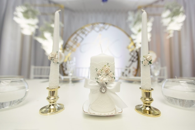 クリスタル、レース、花の白いスタイルの結婚式の装飾 | プレミアム写真