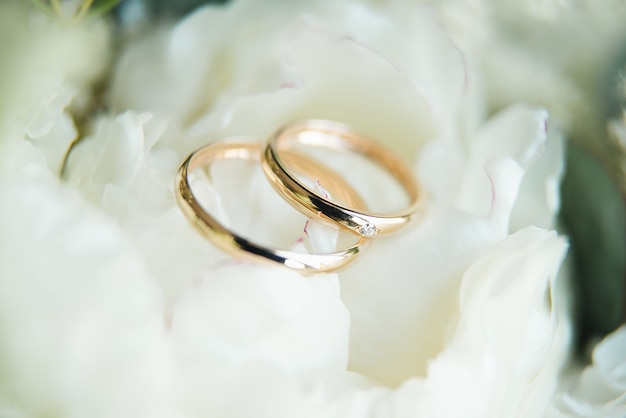 結婚指輪と花のウェディングブーケ背景 セレクティブフォーカス マクロ プレミアム写真