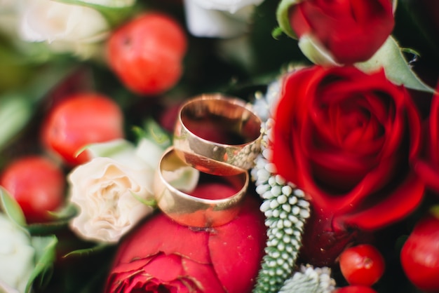 結婚指輪と花のウェディングブーケ背景 セレクティブフォーカス マクロ プレミアム写真