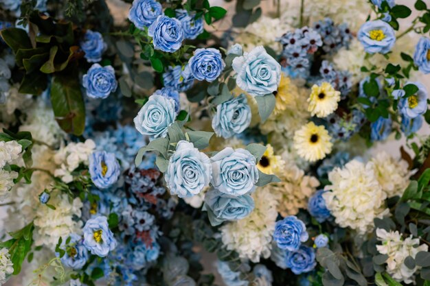 結婚式の花の背景の背景 カラフルな背景 新鮮なバラ 花の束 プレミアム写真