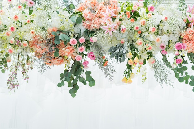 結婚式の花の背景の背景 カラフルな背景 新鮮なバラ 花の束 プレミアム写真