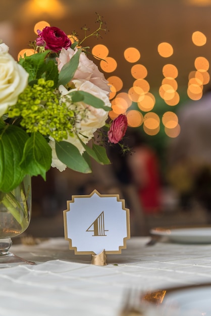 テーブルの上の結婚式の花の装飾 無料の写真