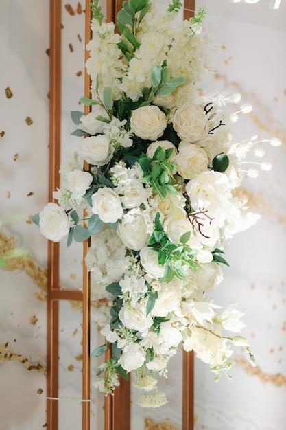 白い花と緑の葉で飾られた結婚式の写真ゾーン プレミアム写真