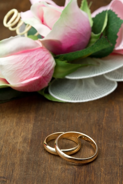 Wedding rings and pink roses | Premium Photo