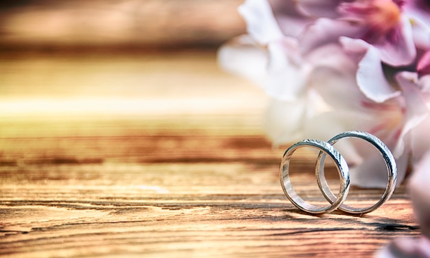 اخطاء شائعة يقع فيها الرجل في فترة الخطوبة 2020 Wedding-rings-wooden-background_182029-556