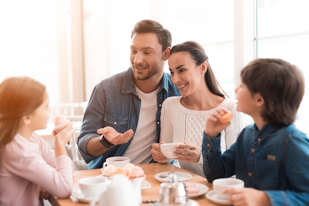 Premium Photo Weekend Morning Of Loving Happy Family In Cafe