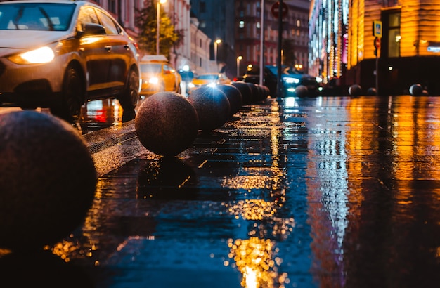 濡れた夜市通り雨ボケ反射明るいカラフルなライト水たまり歩道車 プレミアム写真