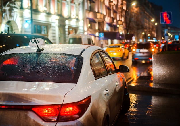 濡れた夜市通り雨ボケ反射明るいカラフルなライト水たまり歩道車 プレミアム写真