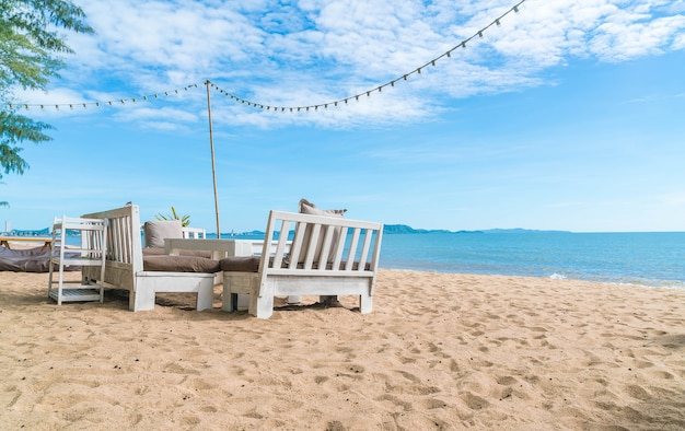 Стол из песка на пляже
