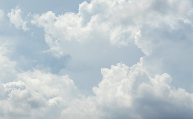 白い雲のパターンとテクスチャ 日光の下で柔らかい空と雲 屋外の自然な抽象的な背景 プレミアム写真