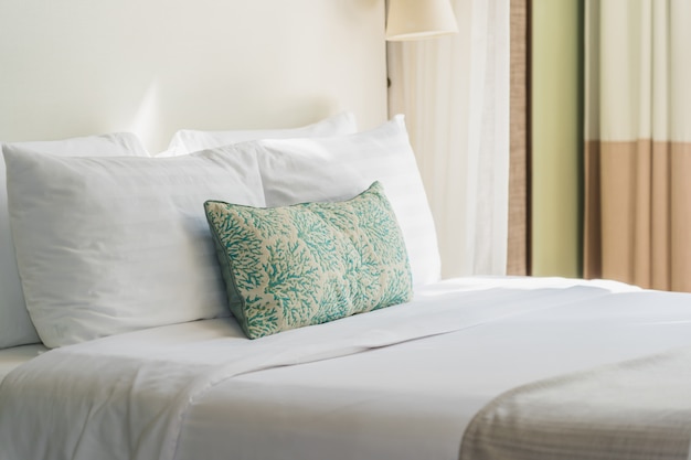 ベッド装飾インテリアに白い快適な枕 無料写真