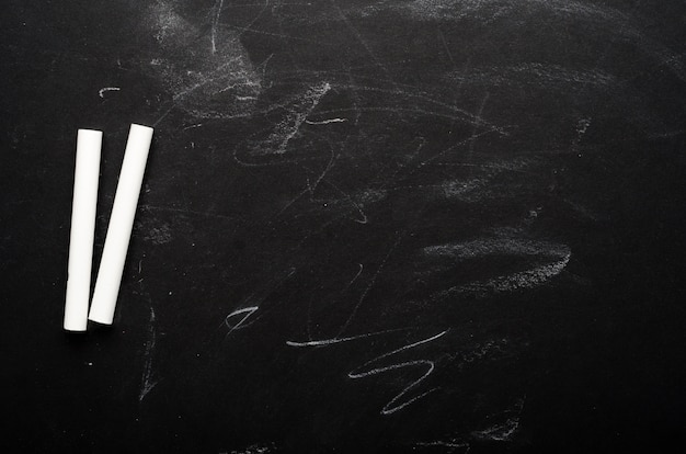 塗られた黒い板に白いクレヨン 教育委員会 概念的な背景 コピースペース 平面図 フラットレイアウト プレミアム写真