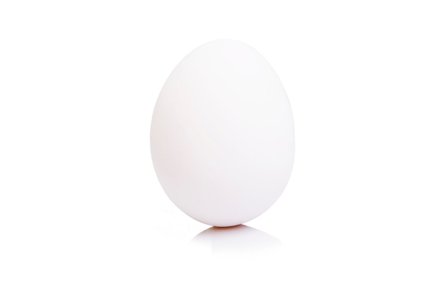 Белое яйцо на красном фоне