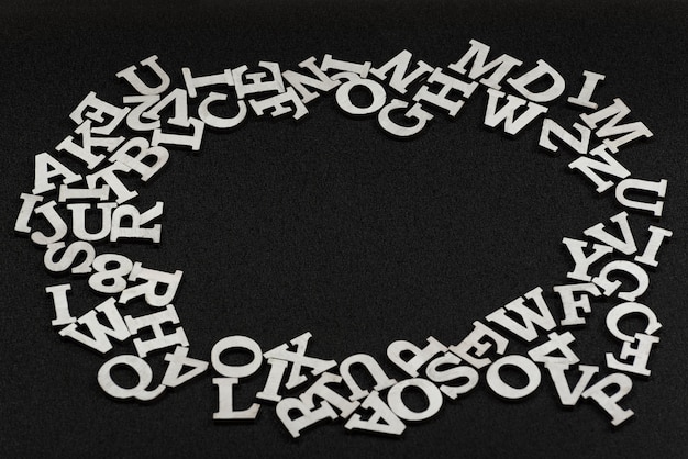 黒い空間に丸いフレームの形で白い英語の手紙 コピースペース テンプレート モックアップ プレミアム写真