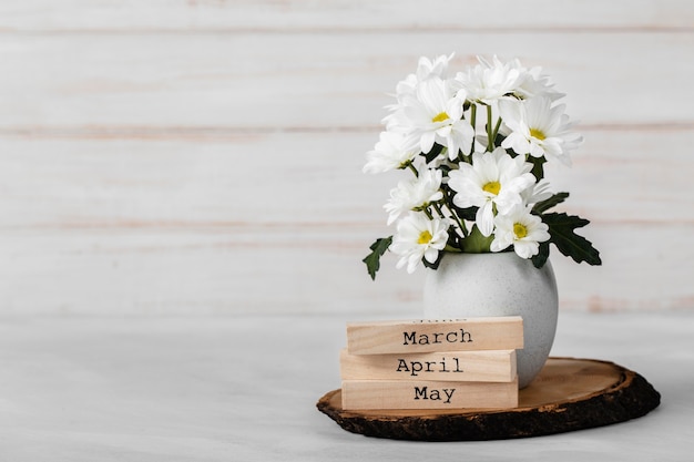 コピースペースと白い花瓶の白い花の品揃え 無料の写真