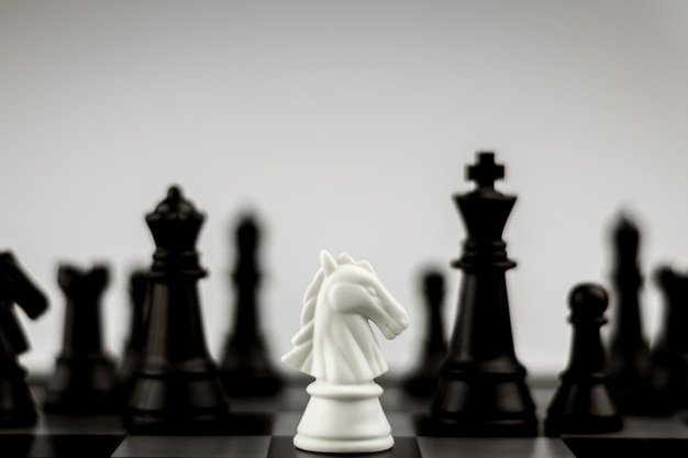 ボード上の白い馬のチェスの数字 プレミアム写真