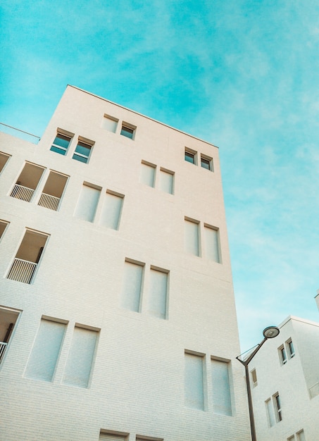 Free Photo | White painted building and blue sky