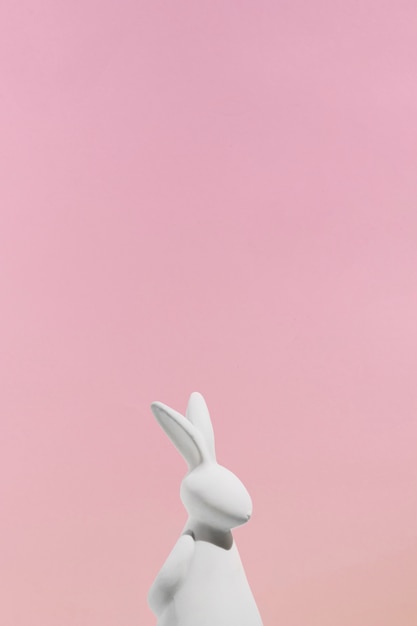 ピンクの背景に白ウサギの置物 無料の写真