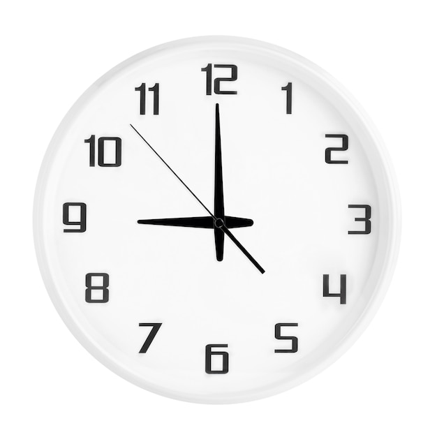 白で隔離9時を示す白い丸いオフィスの時計 午後9時または午前9時を示す空白の白い時計 プレミアム写真