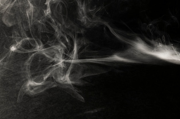 黒い背景の壁紙に白い煙の効果 無料の写真