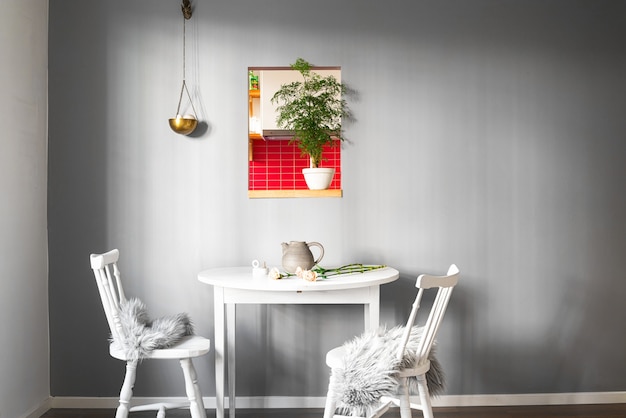 素敵なインテリアと壁に絵のある部屋に椅子2脚の白いテーブル 無料の写真