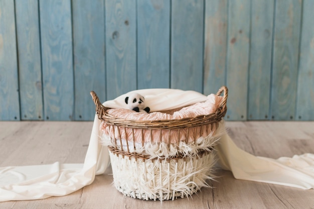 Wicker basket with blankets | Free Photo