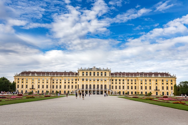 無料の写真 曇りの青い空とオーストリア ウィーンのシェーンブルン宮殿の広角ショット