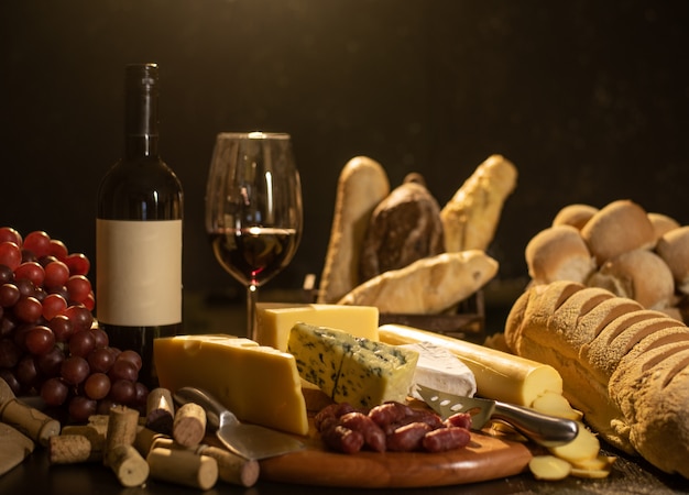 wine-bread-grapes-cheese-still-life_70251-670.jpg