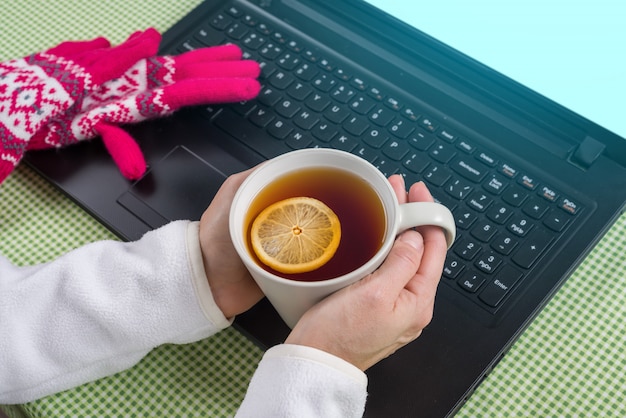 Come aquiloni , Attimi garbati , Pensierando... - Pagina 24 Winter-background-picture-laptop-gloves-sweater-hot-tea_116407-2607