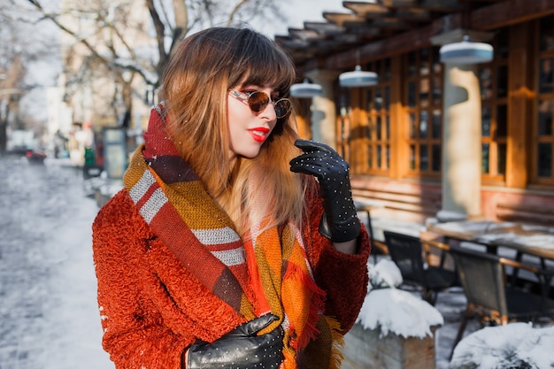 屋外ポーズレトロなメガネでエレガントなブルネットの女性の冬のポートレート 無料の写真