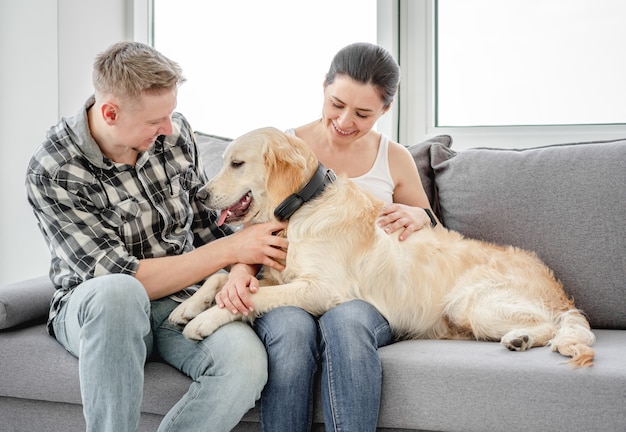 女と男のかわいい犬を抱きしめる プレミアム写真