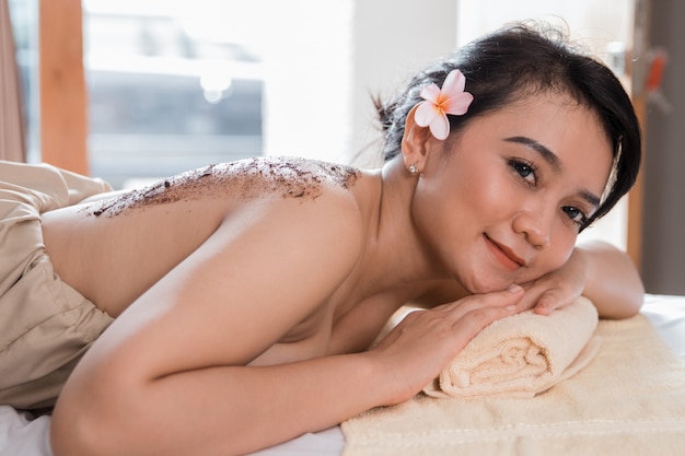 Woman body massage treatment Premium Photo