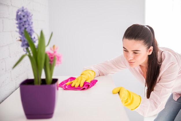 She clean. Женщина убирает. Женщина убирает камни. Женщина убирает телефон стоковое фото. Женщина убирает телефон в сторону стоковое фото.