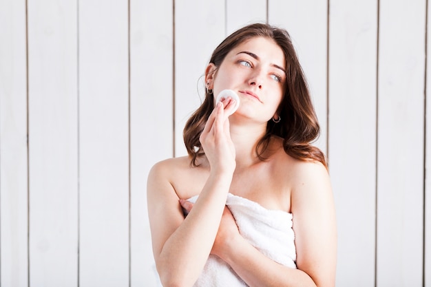 woman-clearing-face-with-cotton-pad_23-2147835577.jpg (626×417)