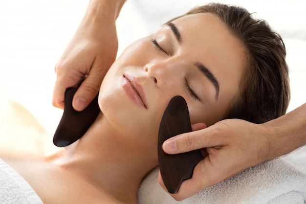 gua sha masaje facial