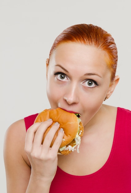 ハンバーガーを食べる女性 無料の写真
