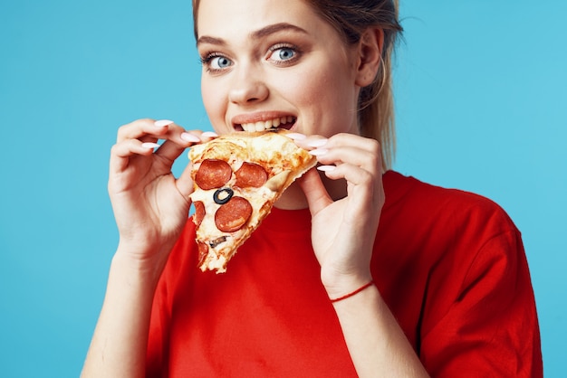 Premium Photo Woman Eating Junk Food On A Colored Surface 4749