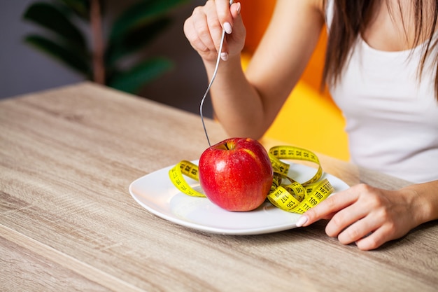 Woman eats only fresh fruits for weight loss | Premium Photo