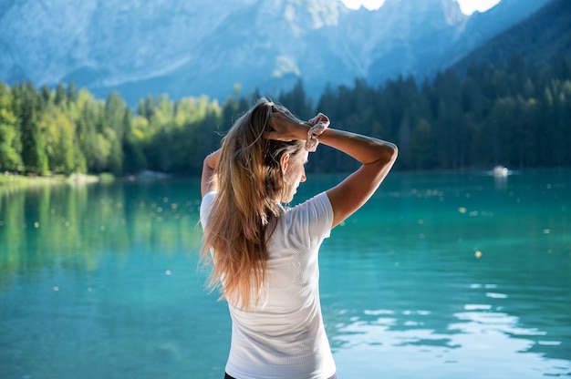 イタリアの美しいフシネ湖のほとりで楽しんでいる女性 プレミアム写真