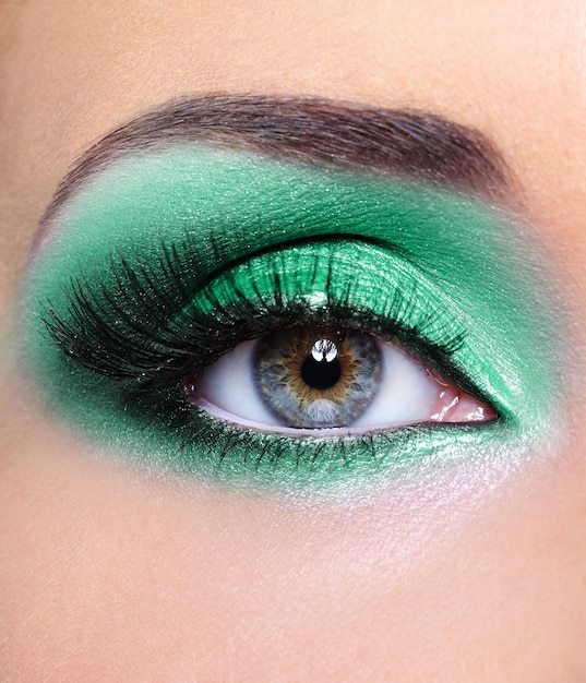 緑のアイシャドウを持つ女性の目 ファッションメイク 無料の写真