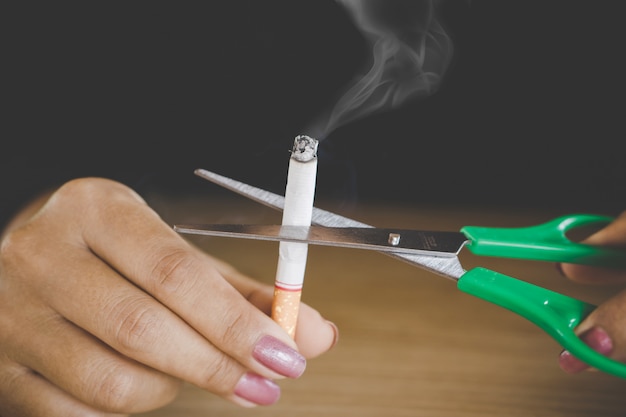女性手切断タバコの喫煙をやめる プレミアム写真